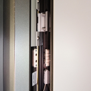 thumb Details im Türspalt mit Kabelübergang, Kontaktbrücken und Doppeldorn als Aushebelschutz auf der Bandseite